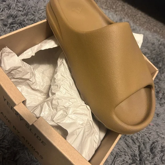 NEW WITH BOX Yeezy slide MENS size 8